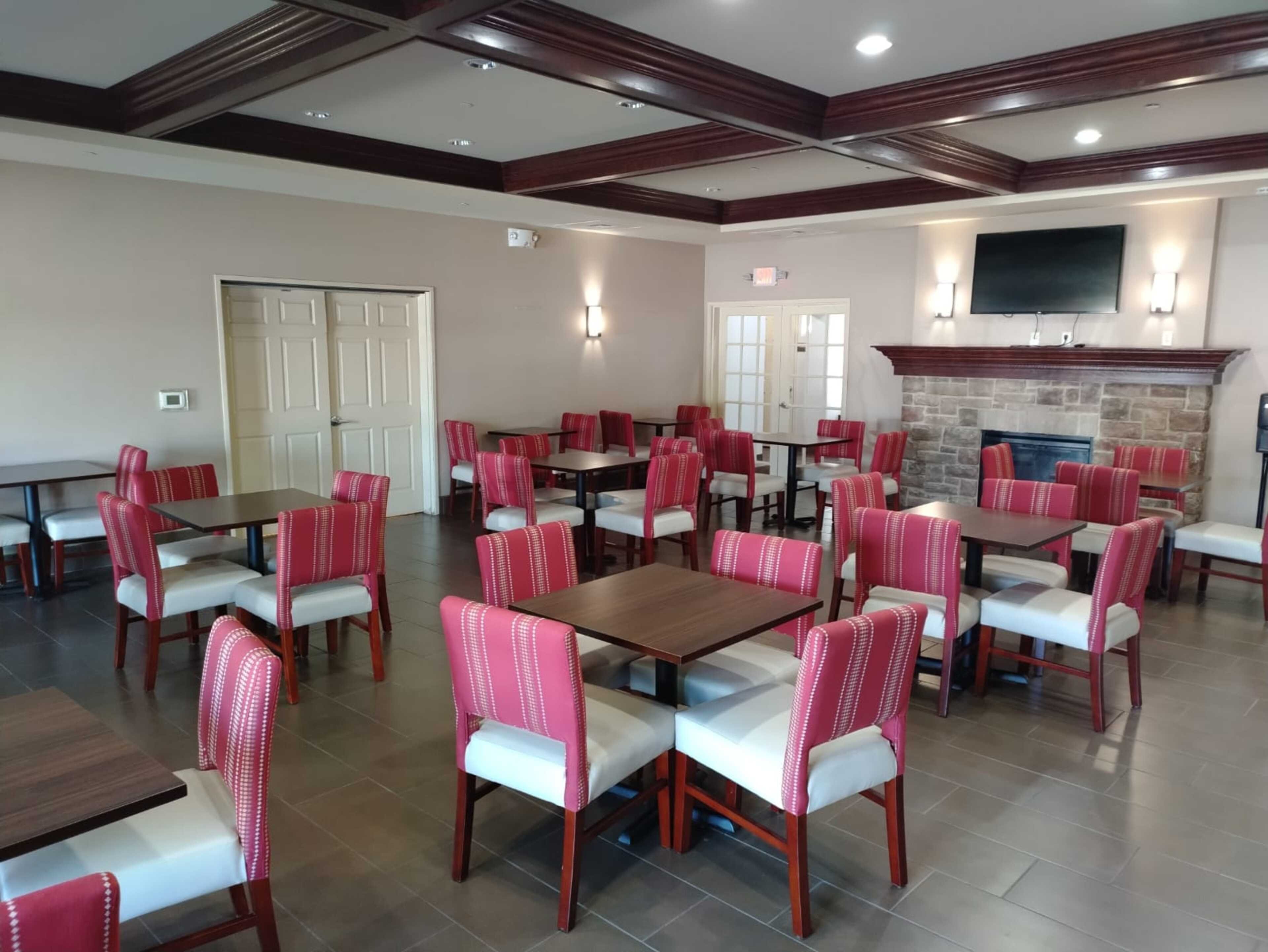 Holiday Inn Express And Suites Milwaukee Nw Park Place 73/79