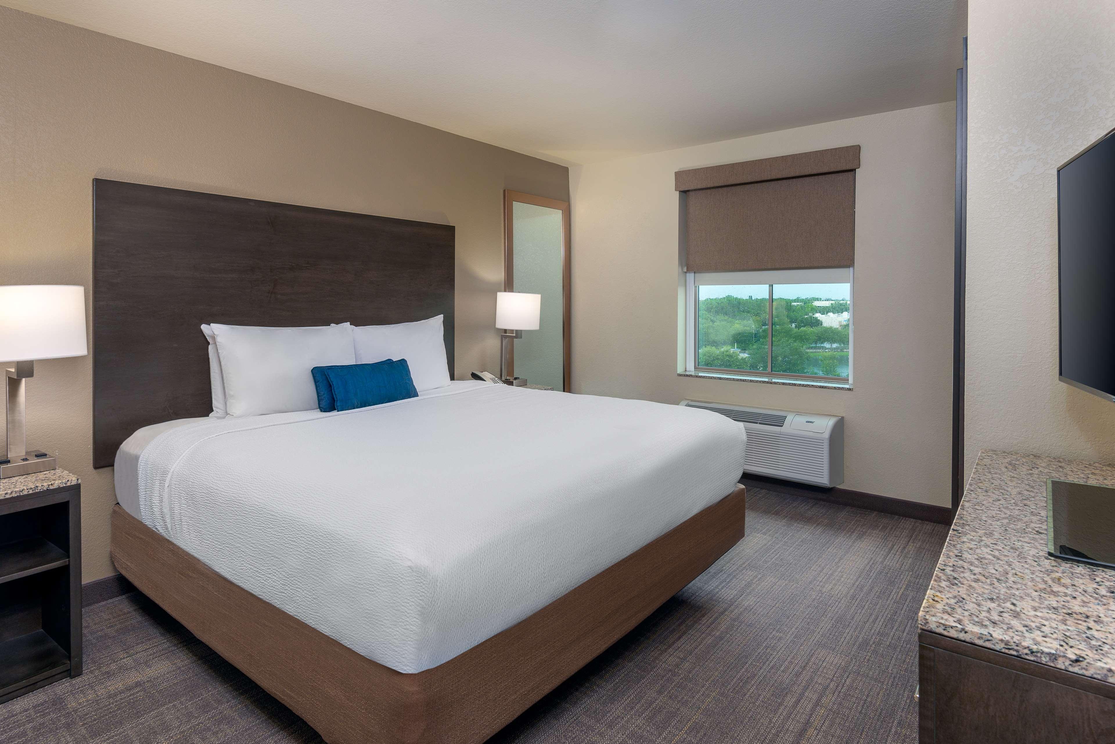 1 Bedroom, Suite, King Bed, Dining Area, Sofa, Living Area, Kitchenette