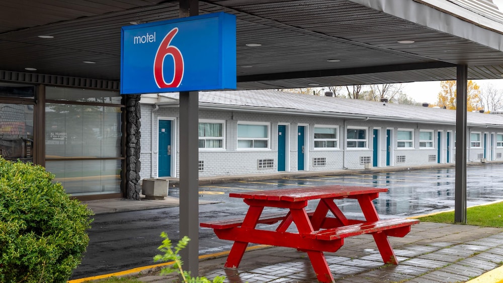 Motel6 Cornwall, On 52/57