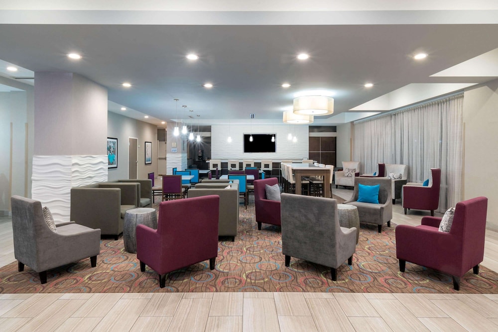 La Quinta Inn & Suites by Wyndham Forsyth 37/45