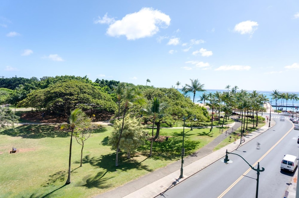 Castle Waikiki Grand Hotel 30/70