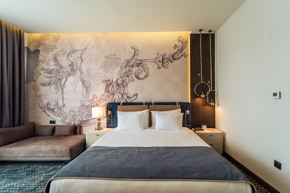 DELUXE, DOUBLE OR TWIN BED