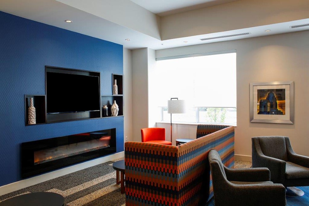 Holiday Inn Express And Suites Louisville Downtown 47/71