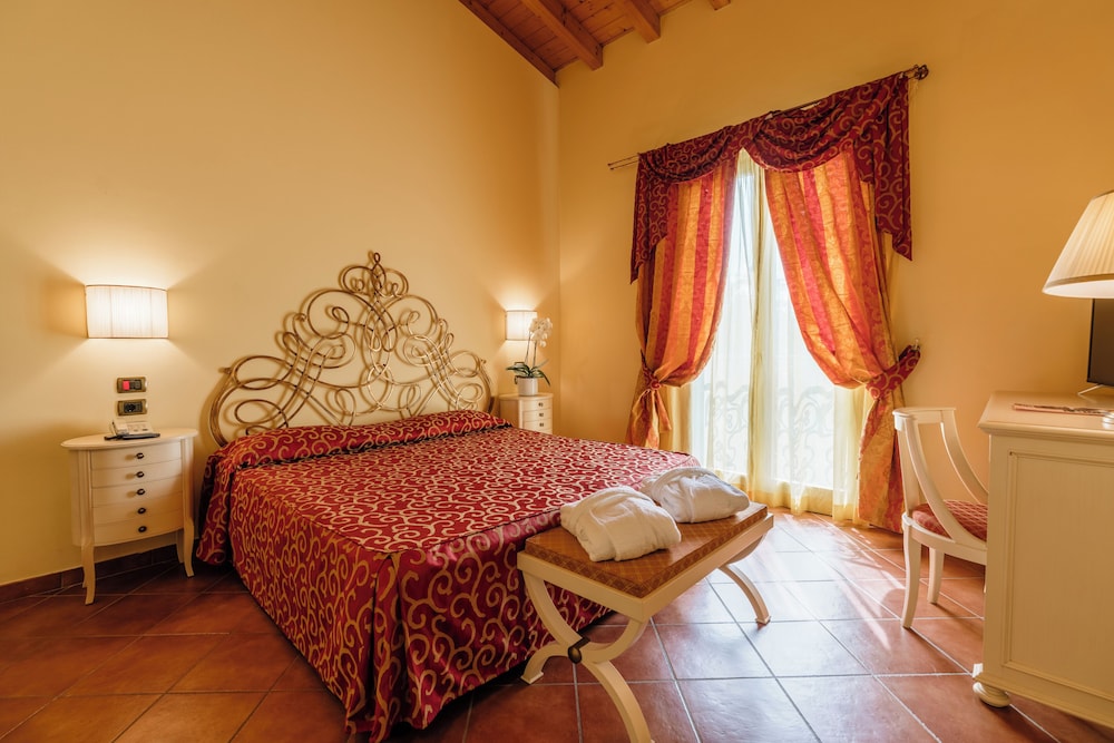 Deluxe, Double Bed, Lake View, Patio, Annex