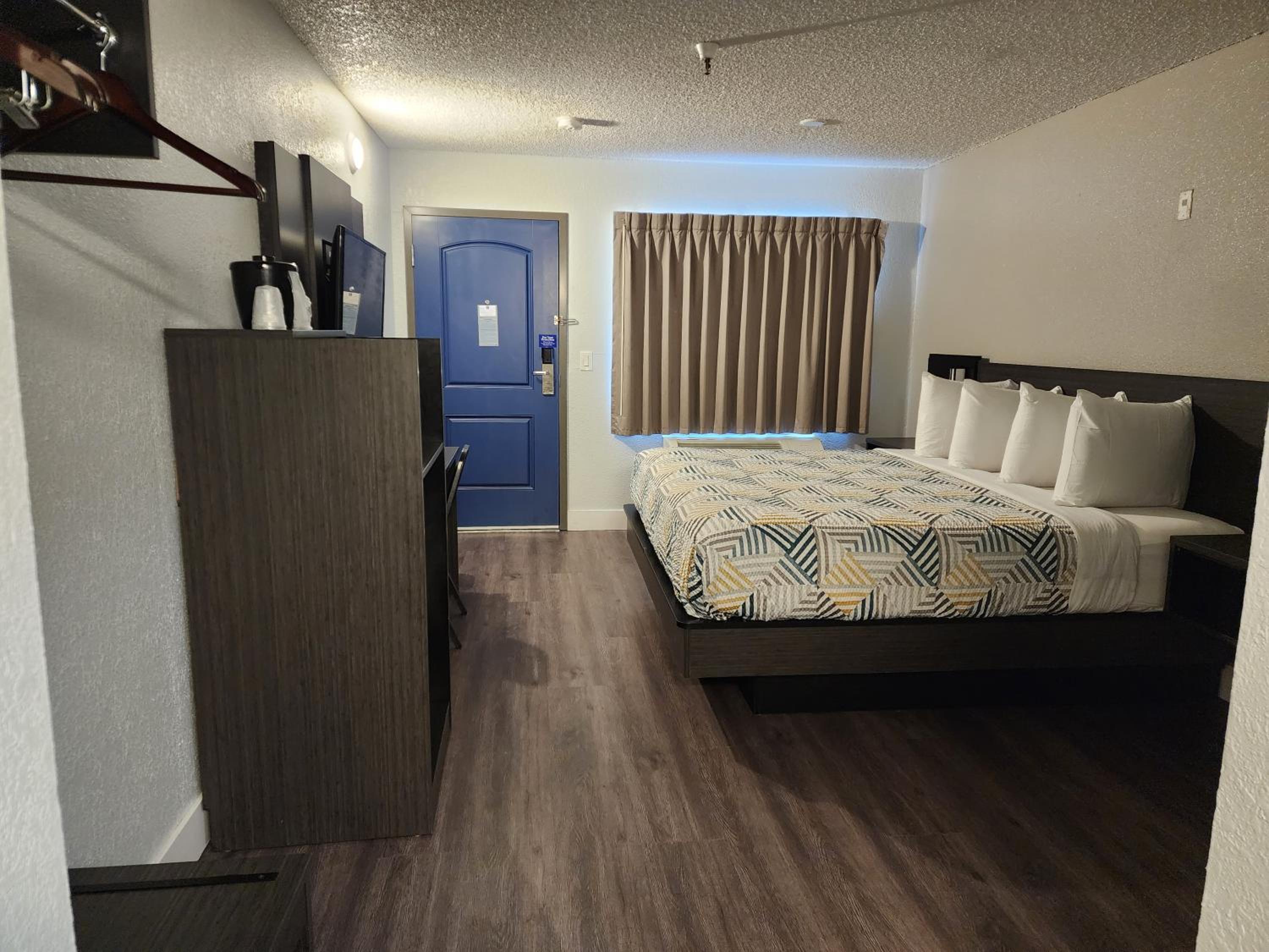 ROOM, KING BED