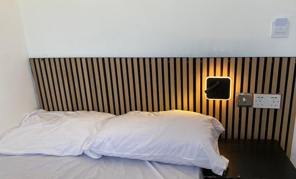 Exhibition Court Hotel 4 32/61