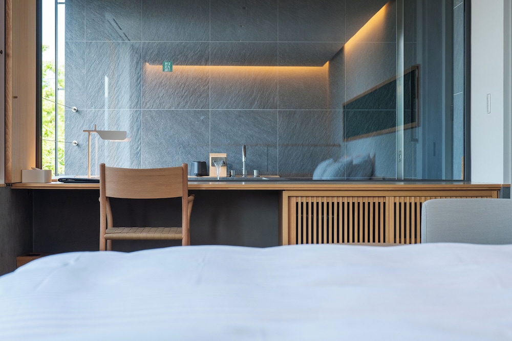 غرفة فاخرة بسريرين منفصلين بشرفة بحوض استحمام، Hotel Kitanoya 7/8
