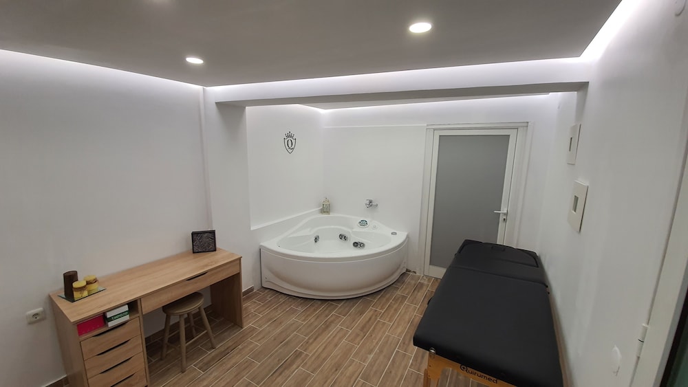 Elizabeth Suites 50/50