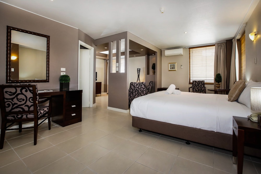 EXECUTIVE, STUDIO, SUITE, KING BED