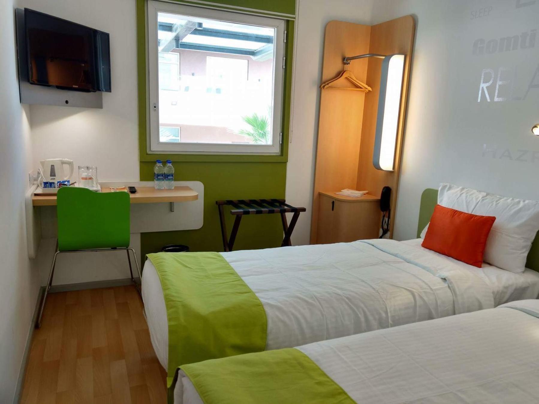 ROOM, TWIN BEDS