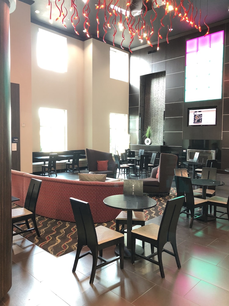 Holiday Inn Express Amp Suites North Dallas At Preston 41/48
