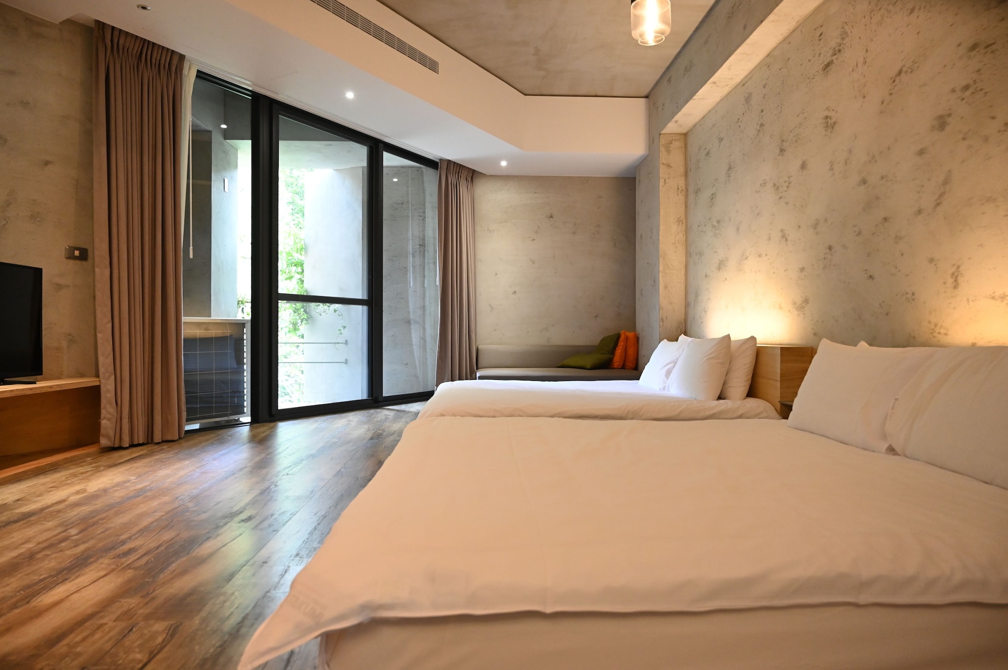 GRAND, TWIN BEDS, BALCONY