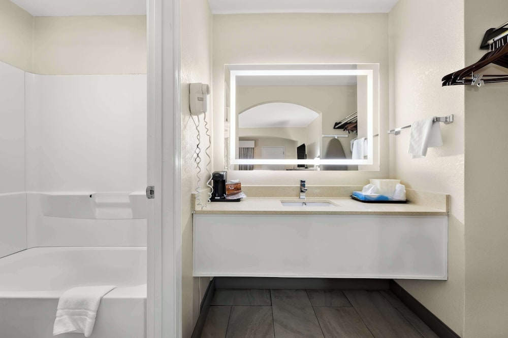 غرفة قياسية بسرير كينج مع أريكة، Best Western Catalina Inn 5/5