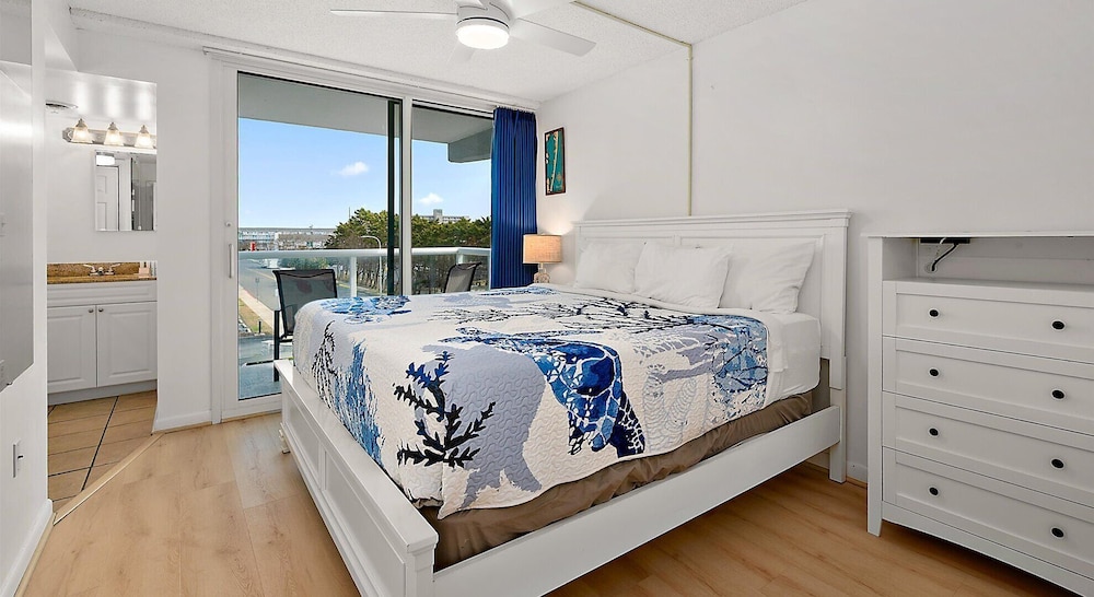 3 Bedrooms, Condo, Traditional, 2 Queen and Twin Beds, Bay View, Sofa 3/10
