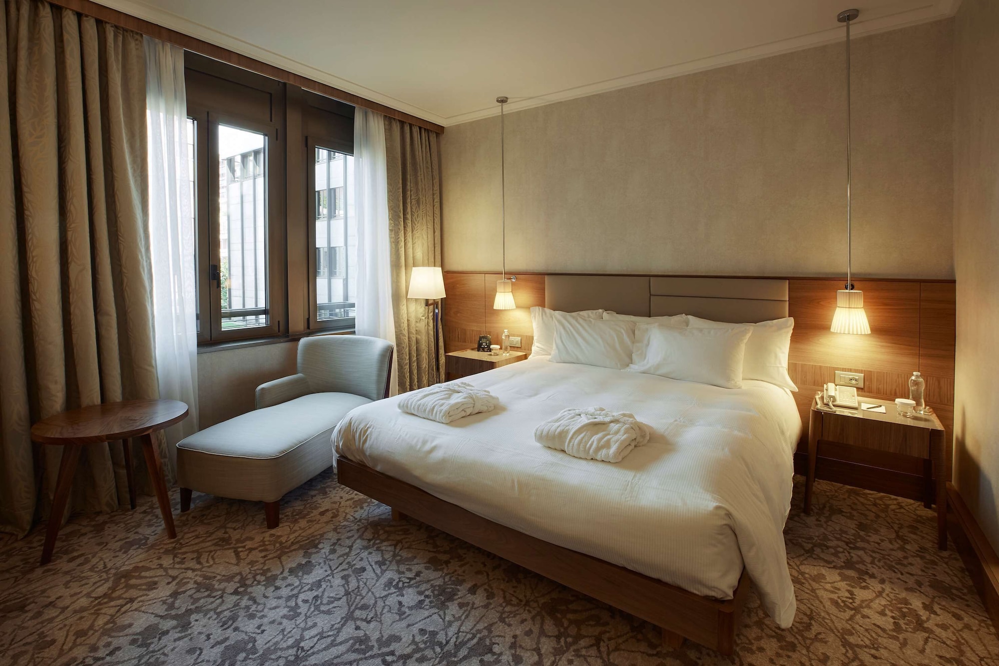 DELUXE, KING BED