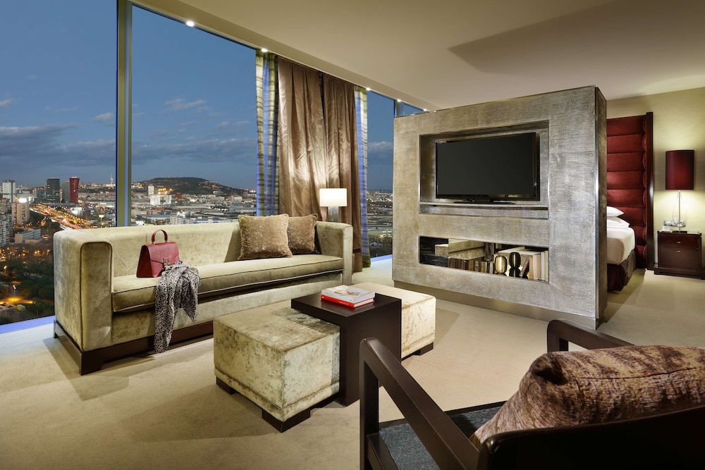 Hyatt Regency Barcelona Tower 54/82