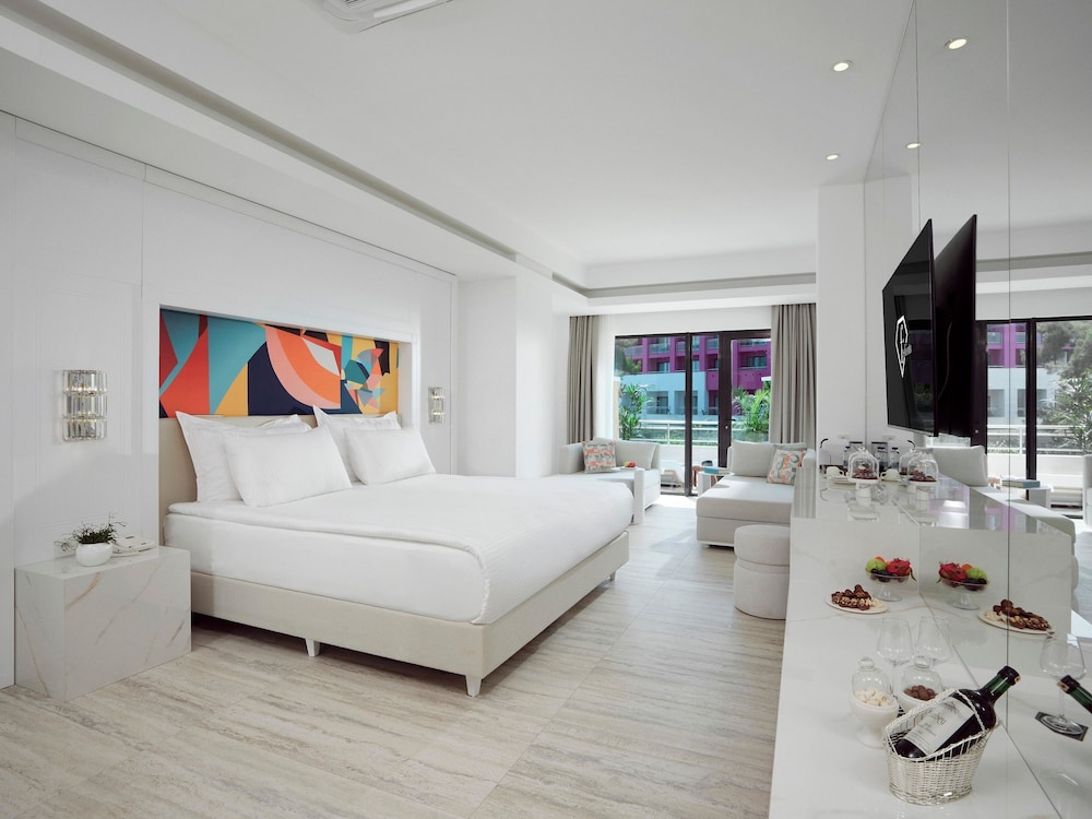 PEARL LARGE ROOM