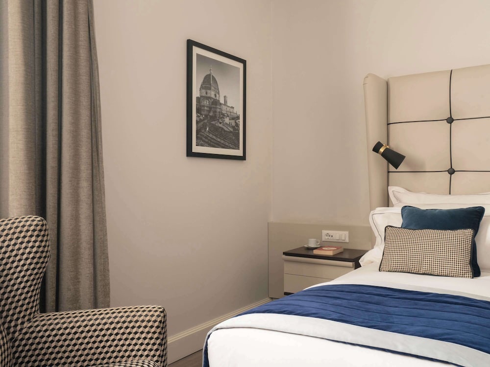 EXECUTIVE, QUEEN BED