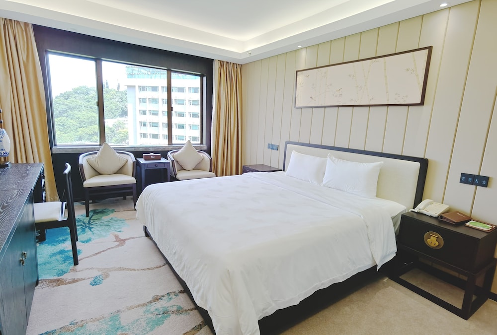 Guangdong Hotel (Sun Yat-sen Memorial Hall Station) 34/73