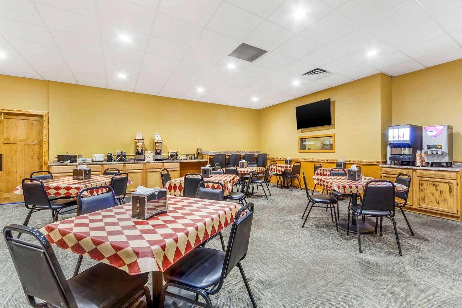 Econo Lodge Inn & Suites Brookings, SD 38/41