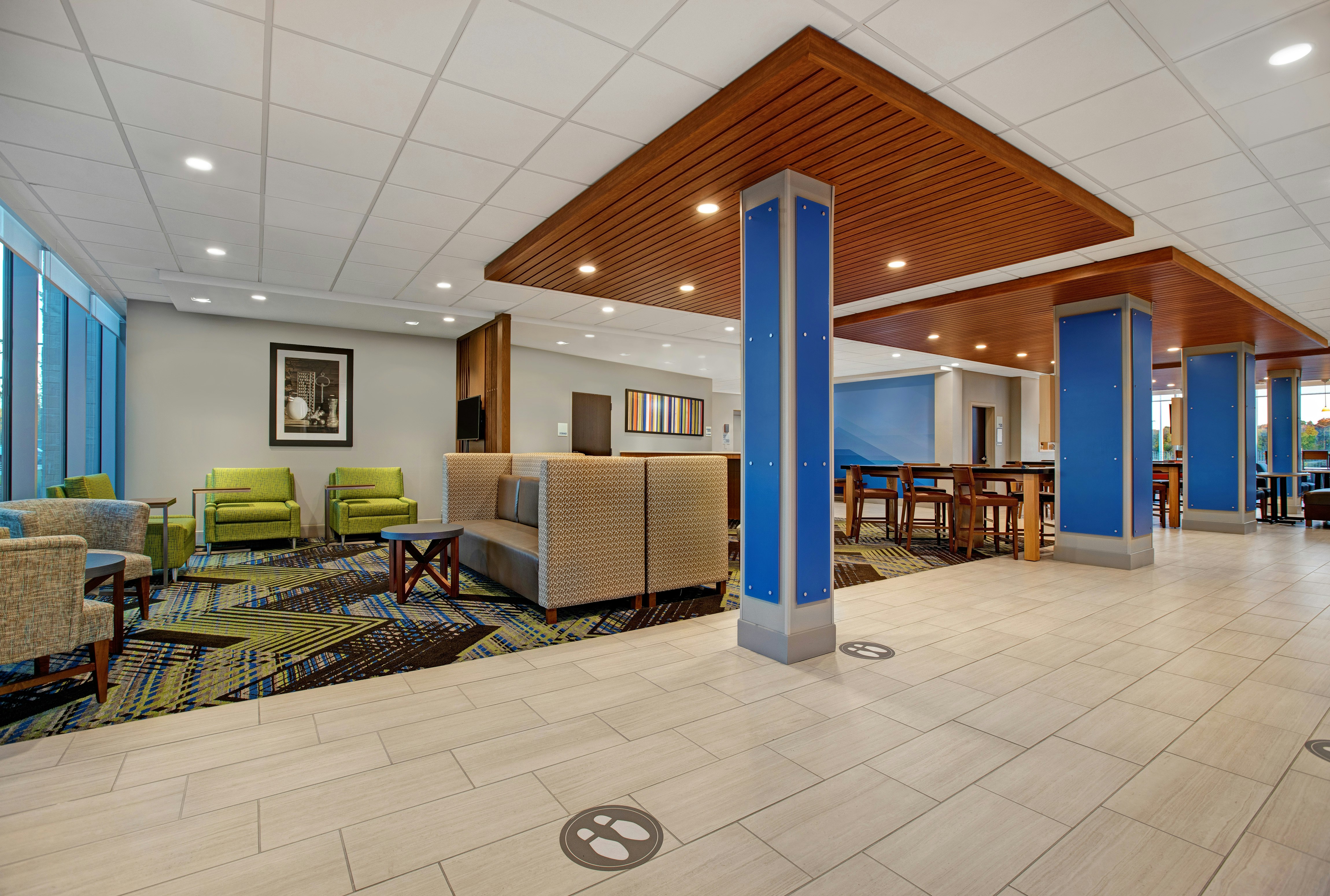 Holiday Inn Express & Suites Milwaukee - Brookfield 44/59
