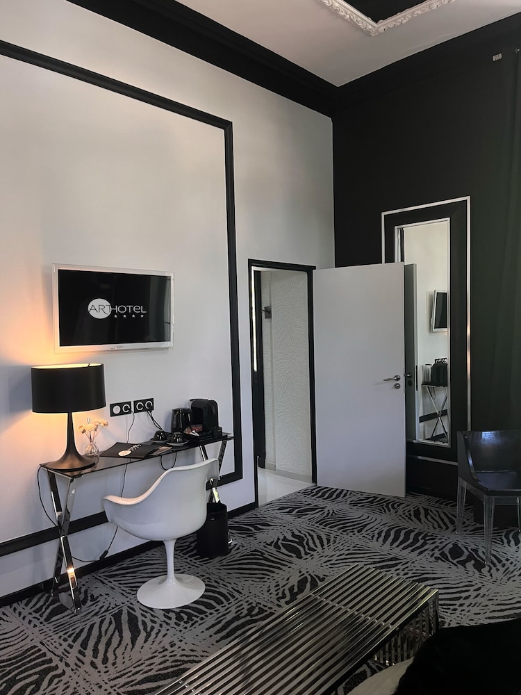 Art Hotel Rochecorbon 56/74