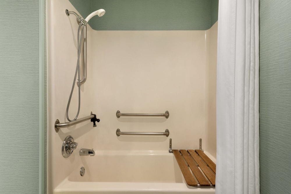 MainStay Suites Grand Rapids, MI 5/43