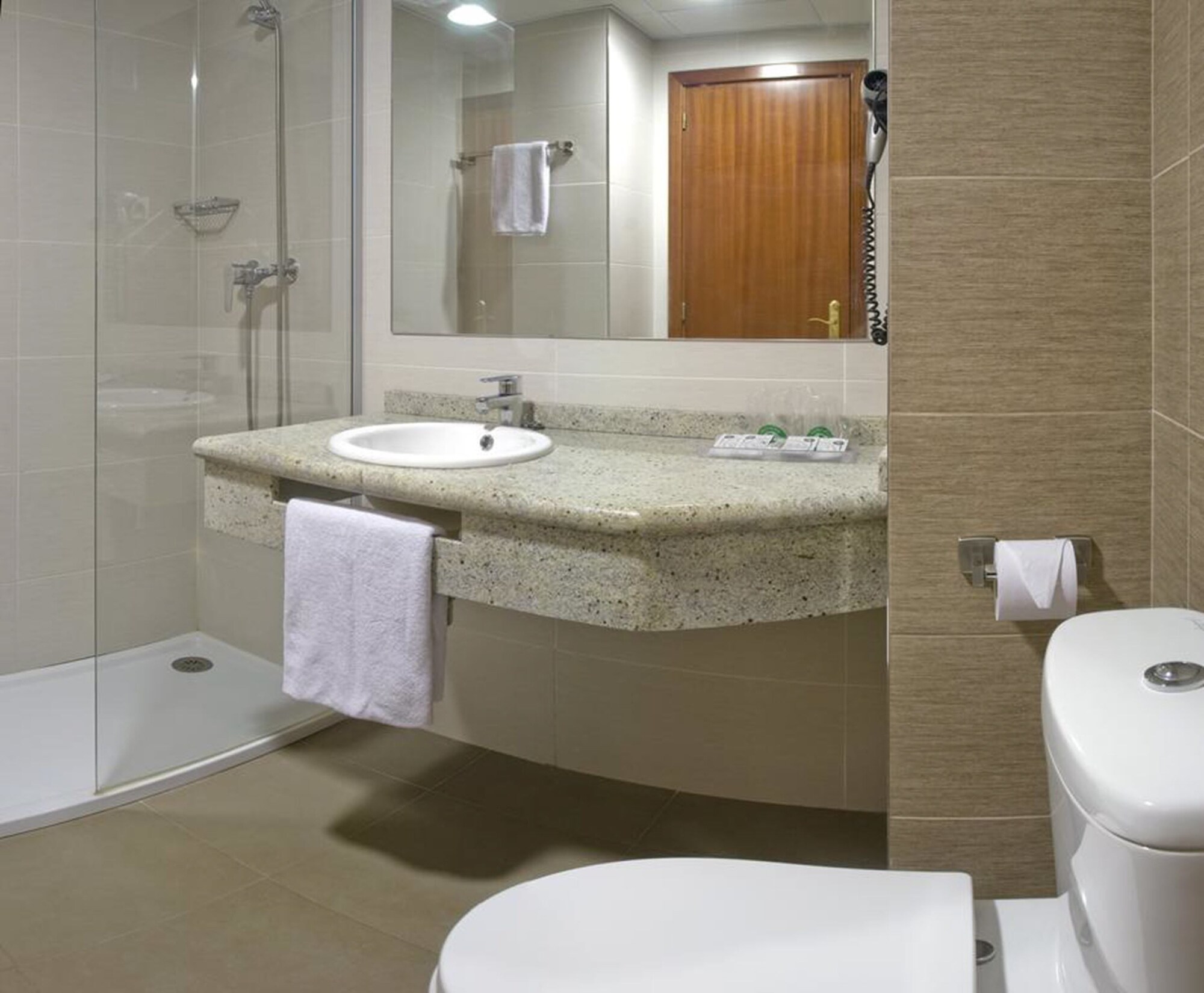غرفة قياسية بفراش فوتون وسرير مزدوج وسرير فردي بشرفة، Eurosalou Hotel 8/10