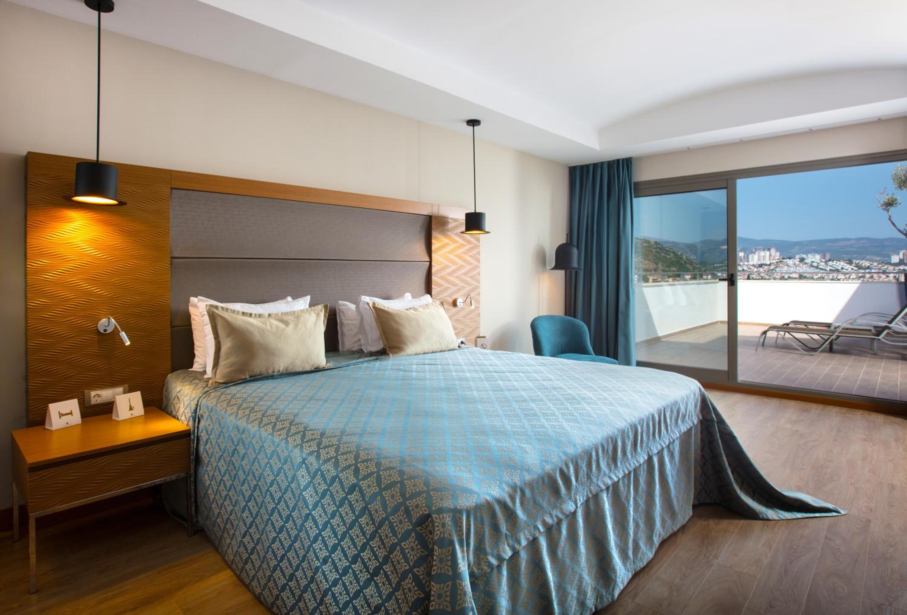 Suite, Partial Sea View