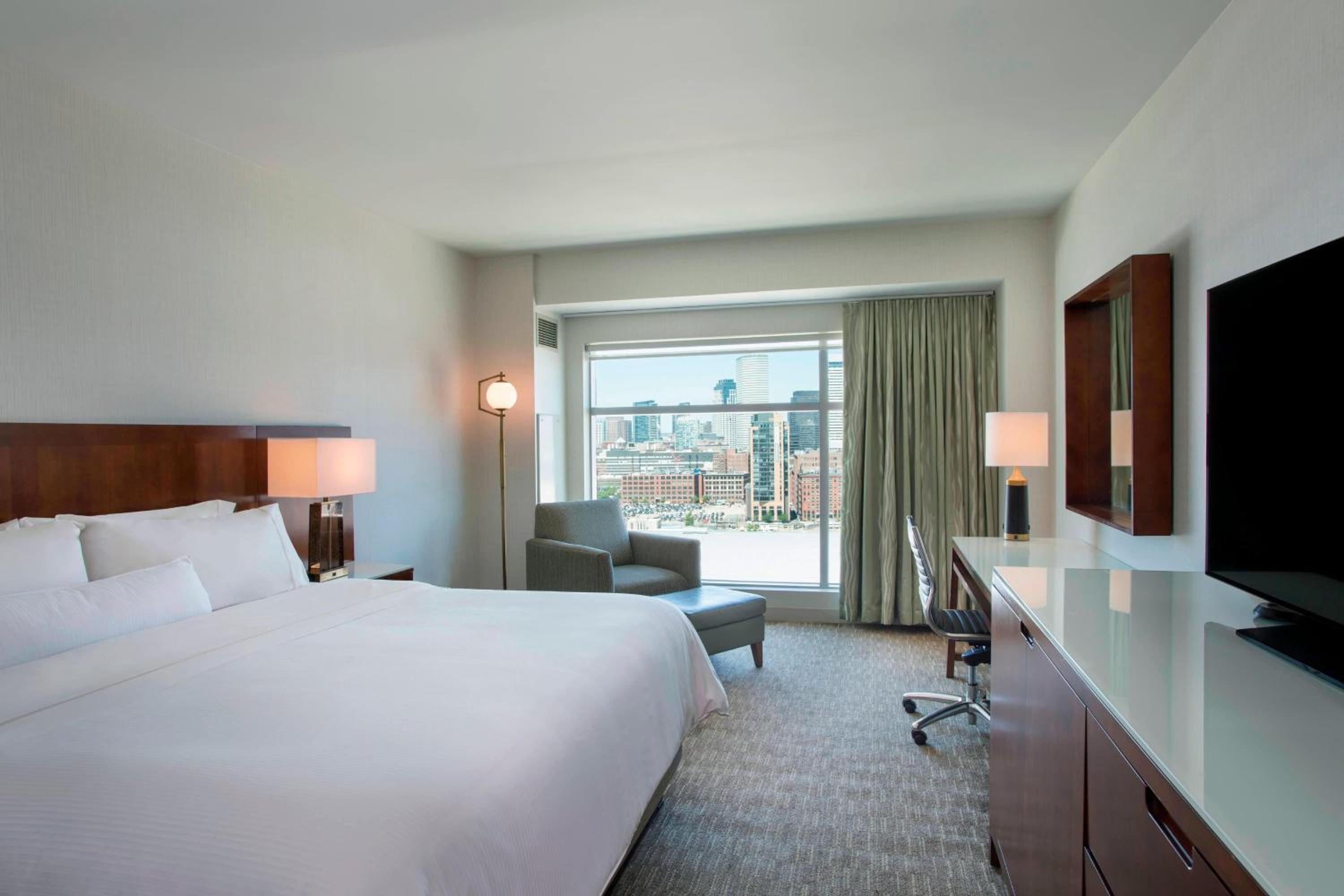 Guest Room, King Bed, City Skyline View