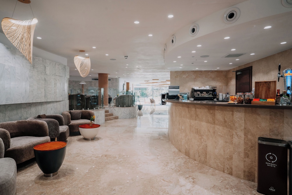 Reef Hotel & Spa 14/87