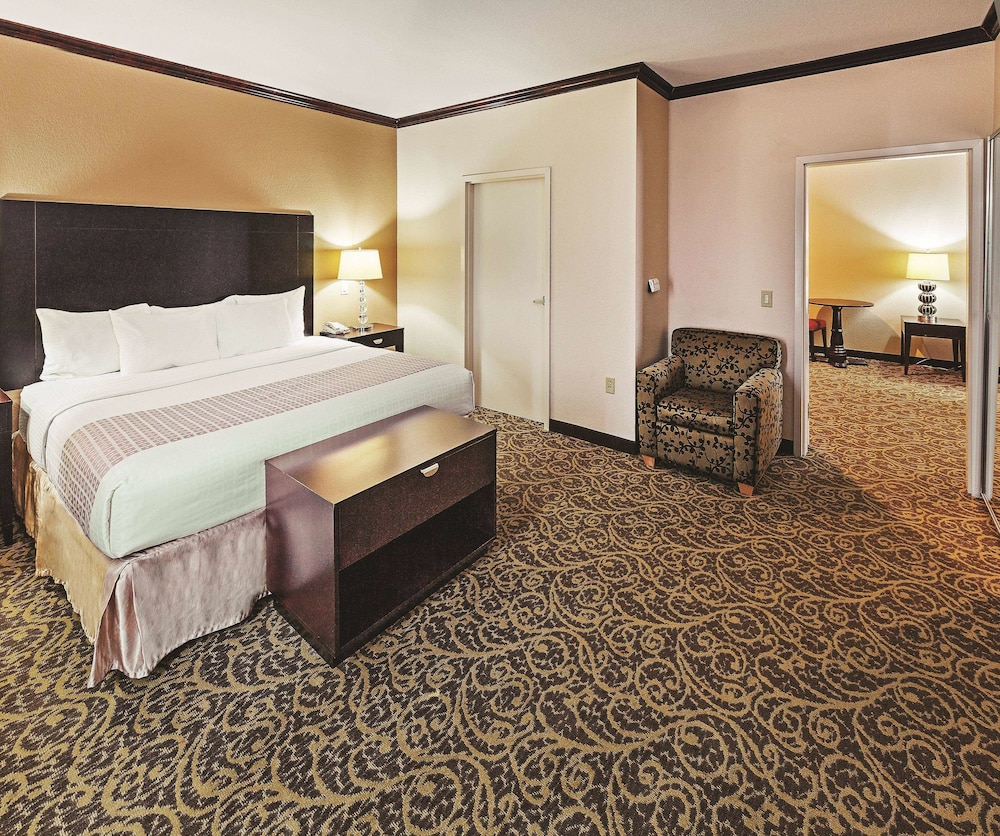 La Quinta Inn and Suites by Wyndham Ft. Worth - Burleson 11/53