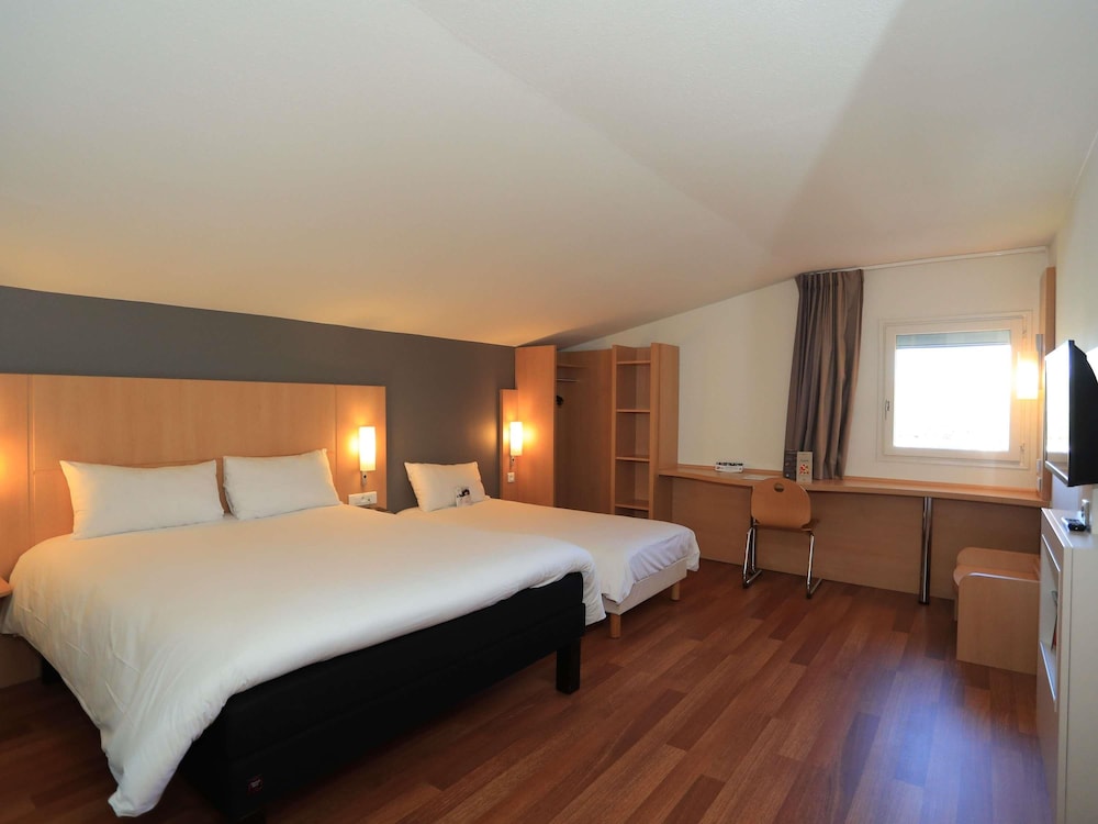 Ibis Aurillac 18/63