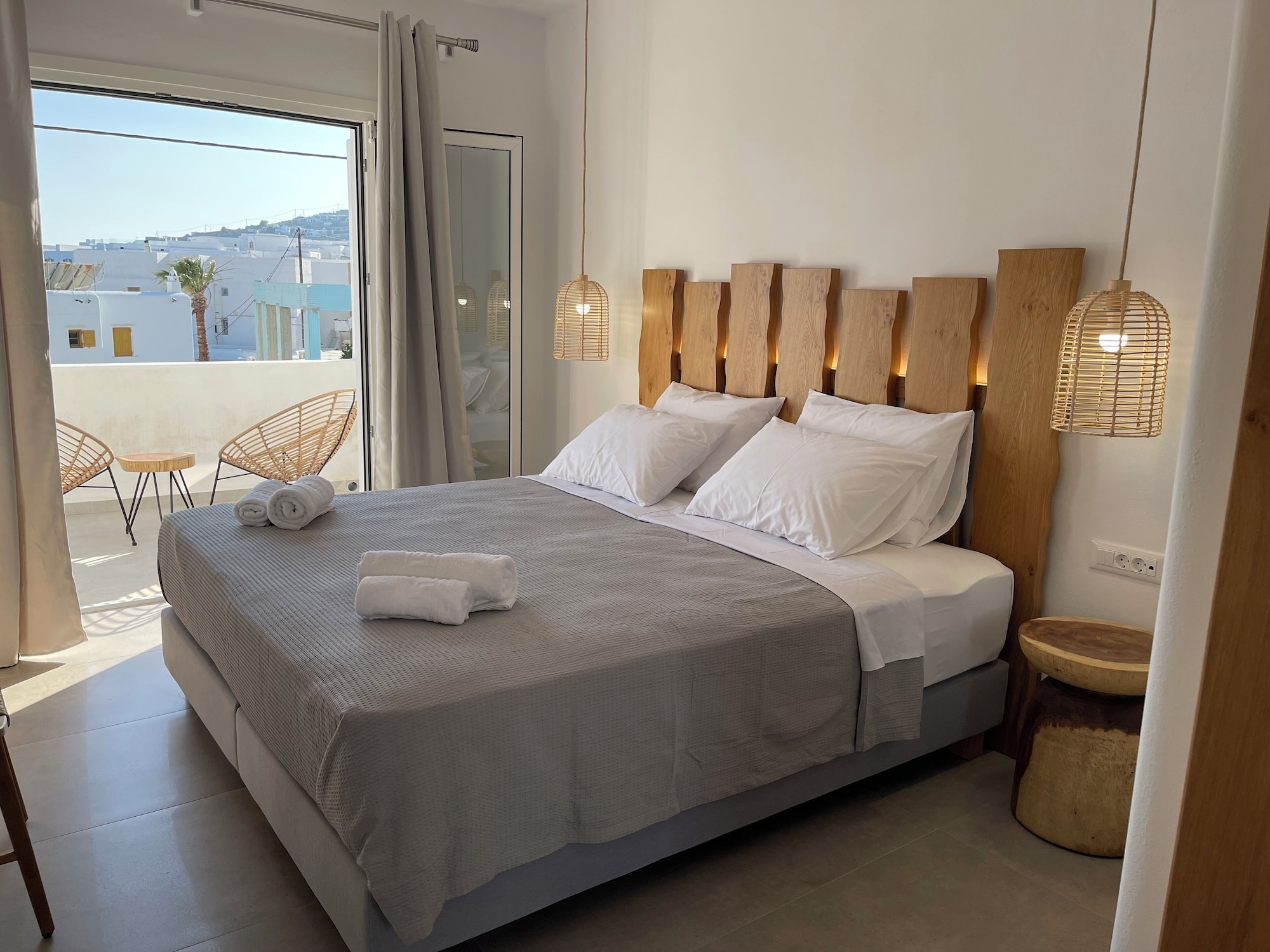 SUPERIOR, DOUBLE OR TWIN BED