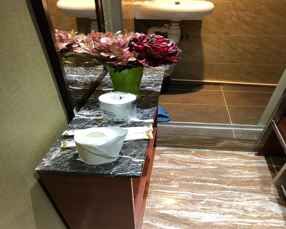 Rich Hotel 20/50