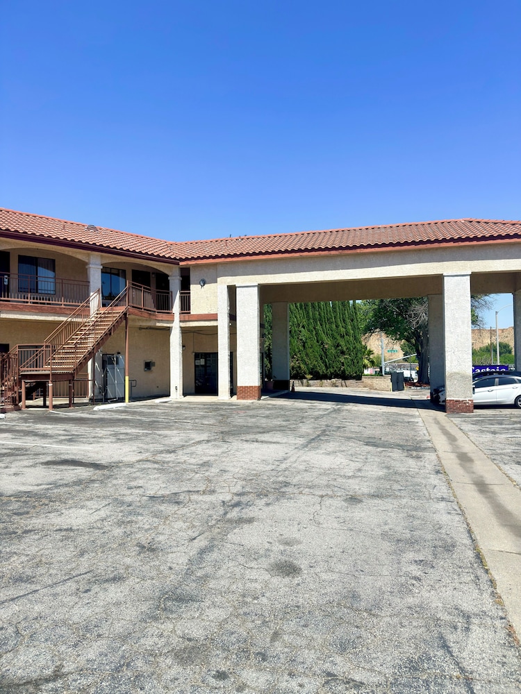 Castaic Inn Near Six Flags Magic Mountain 25/43