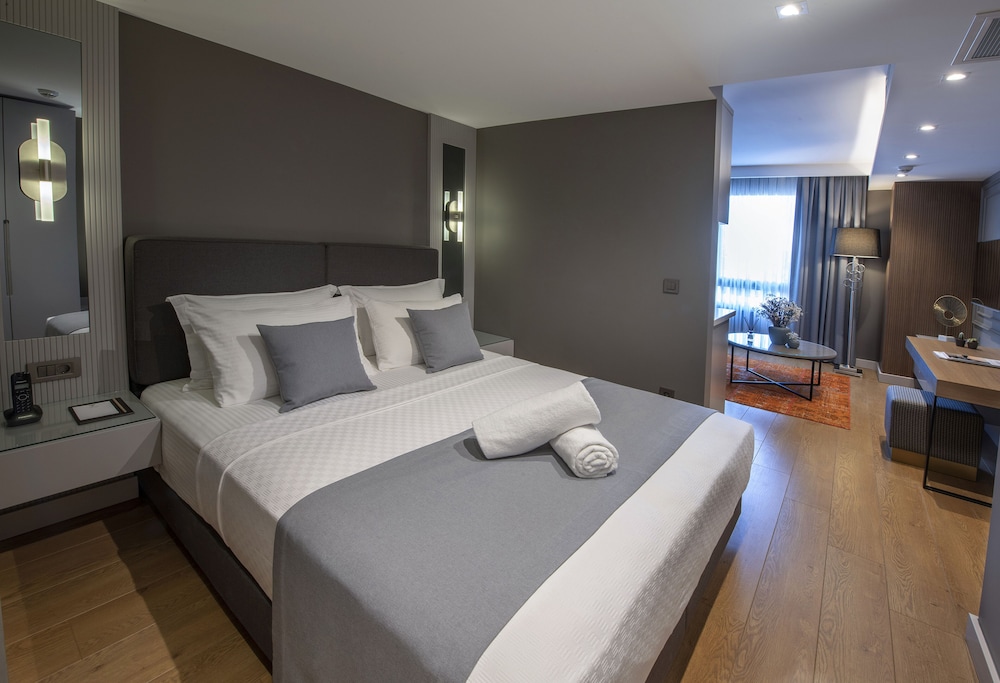 Valente Suites Hotel 8/30