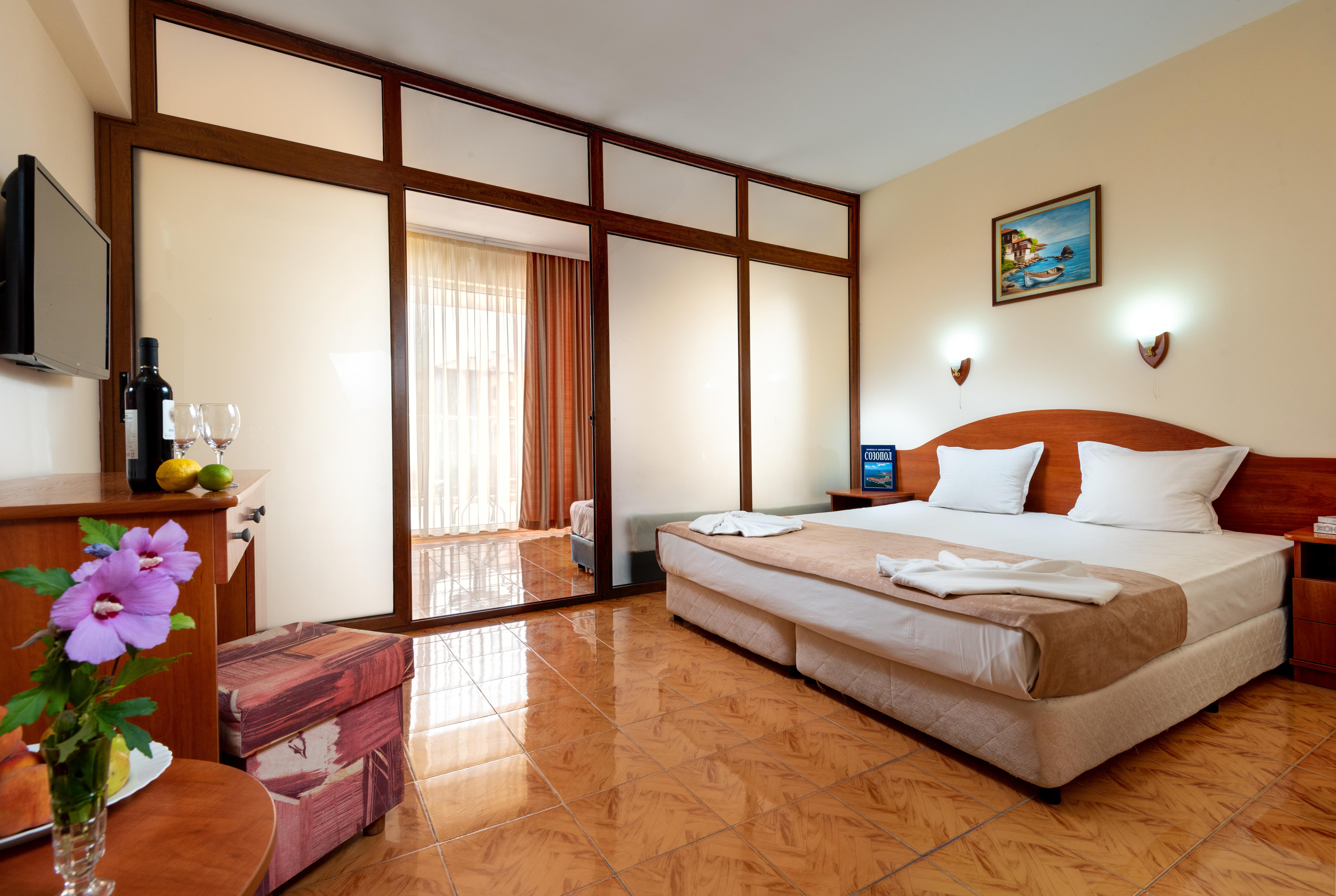 Studio, Twin Beds, Side Sea View