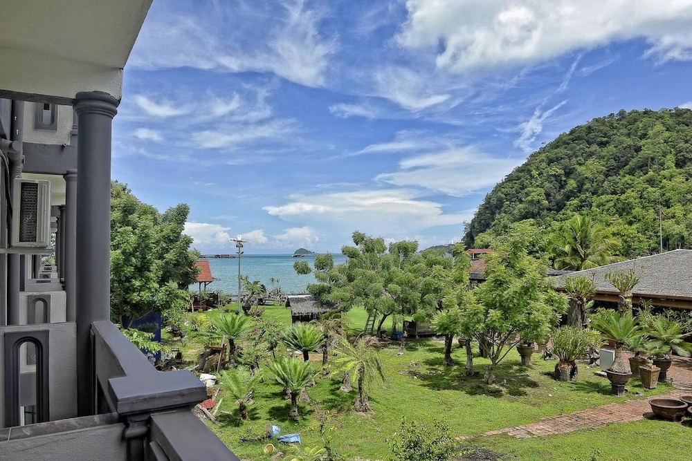 Penarak Bamboo Beach Motel 35/43