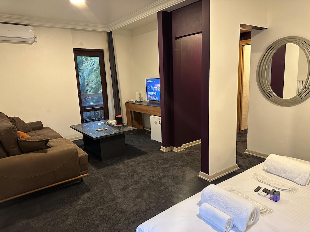 JUNIOR, QUEEN BED, PET FRIENDLY, SMOKING
