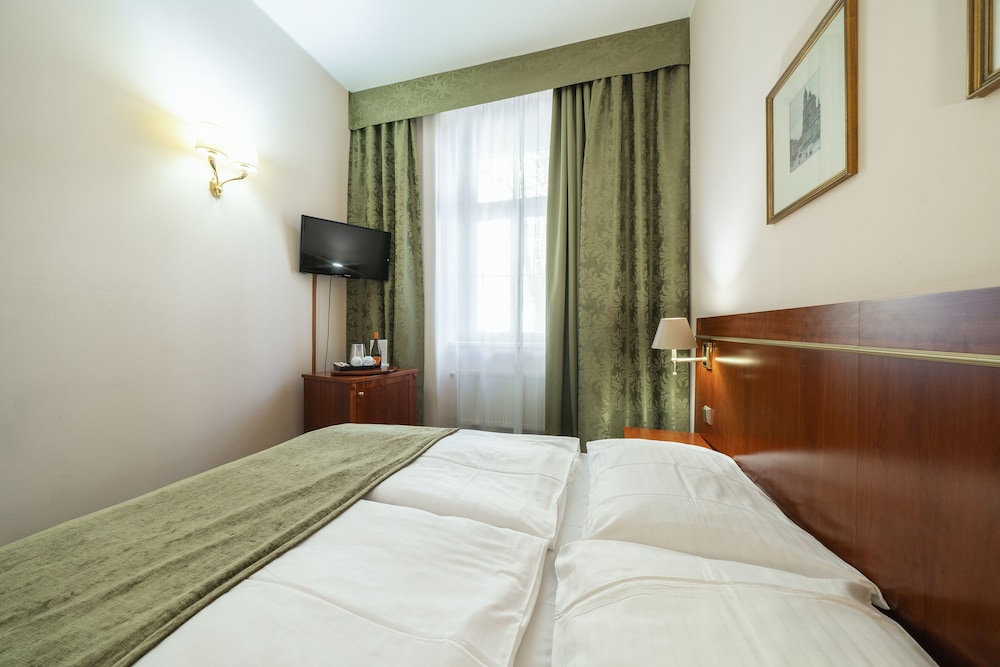 ROOM, DOUBLE BED