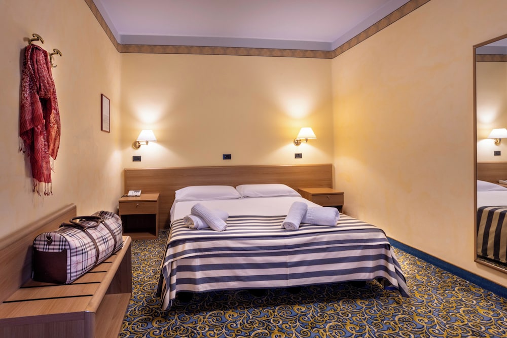 ROOM, DOUBLE BED