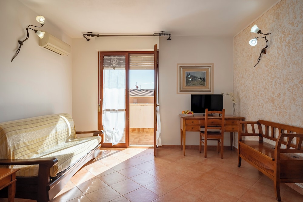 جناح سوبيريور بسرير كوين بإطلالة على البحر بشرفة مع أريكة، Lola Piccolo Hotel 4/5