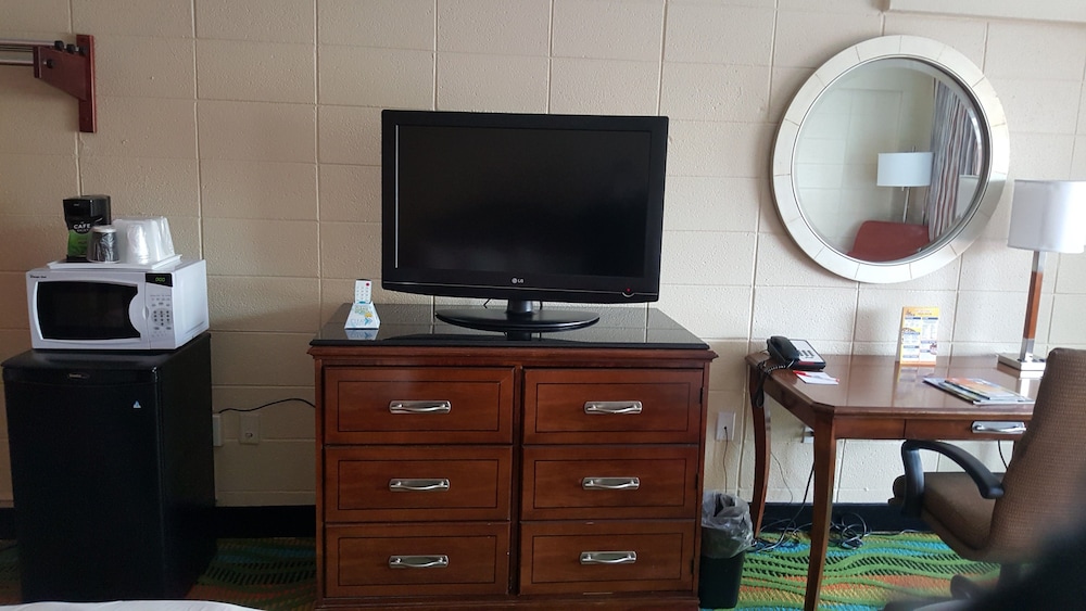 Howard Johnson by Wyndham Virginia Beach At The Beach 17/24
