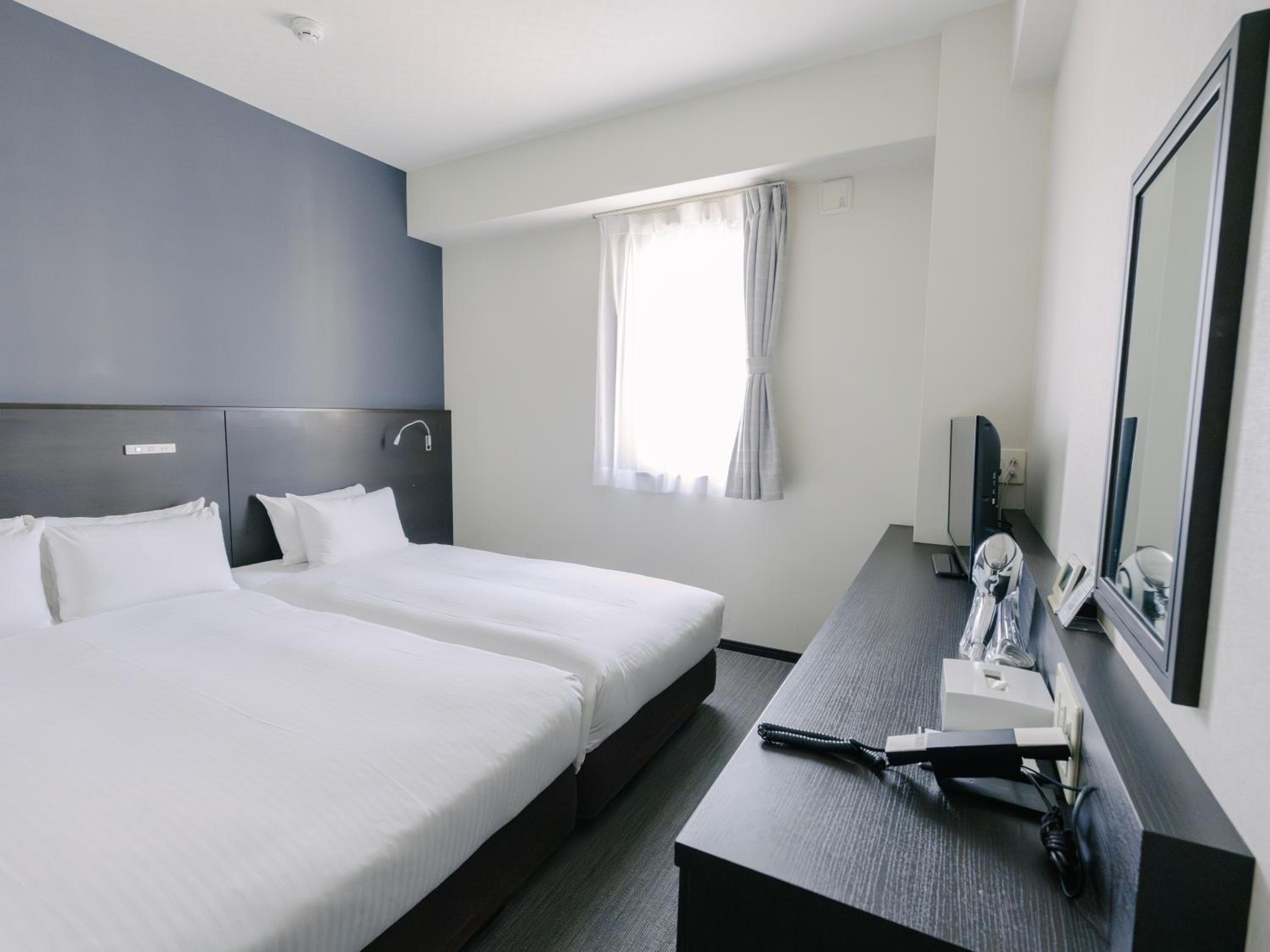 Hollywood, Twin Beds, 1 Double and 1 Single Bed