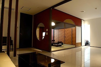 Kizashi The Suite 8/49