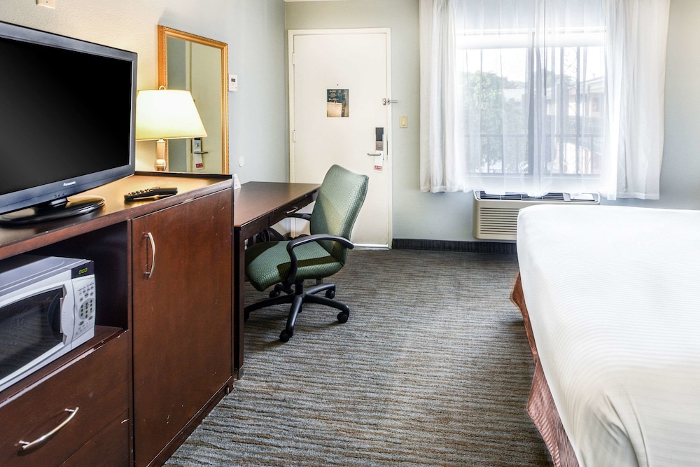 The Buena Park Hotel and Suites 31/34