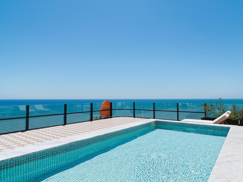 LIV Mackenzie Beach Suites 48/55
