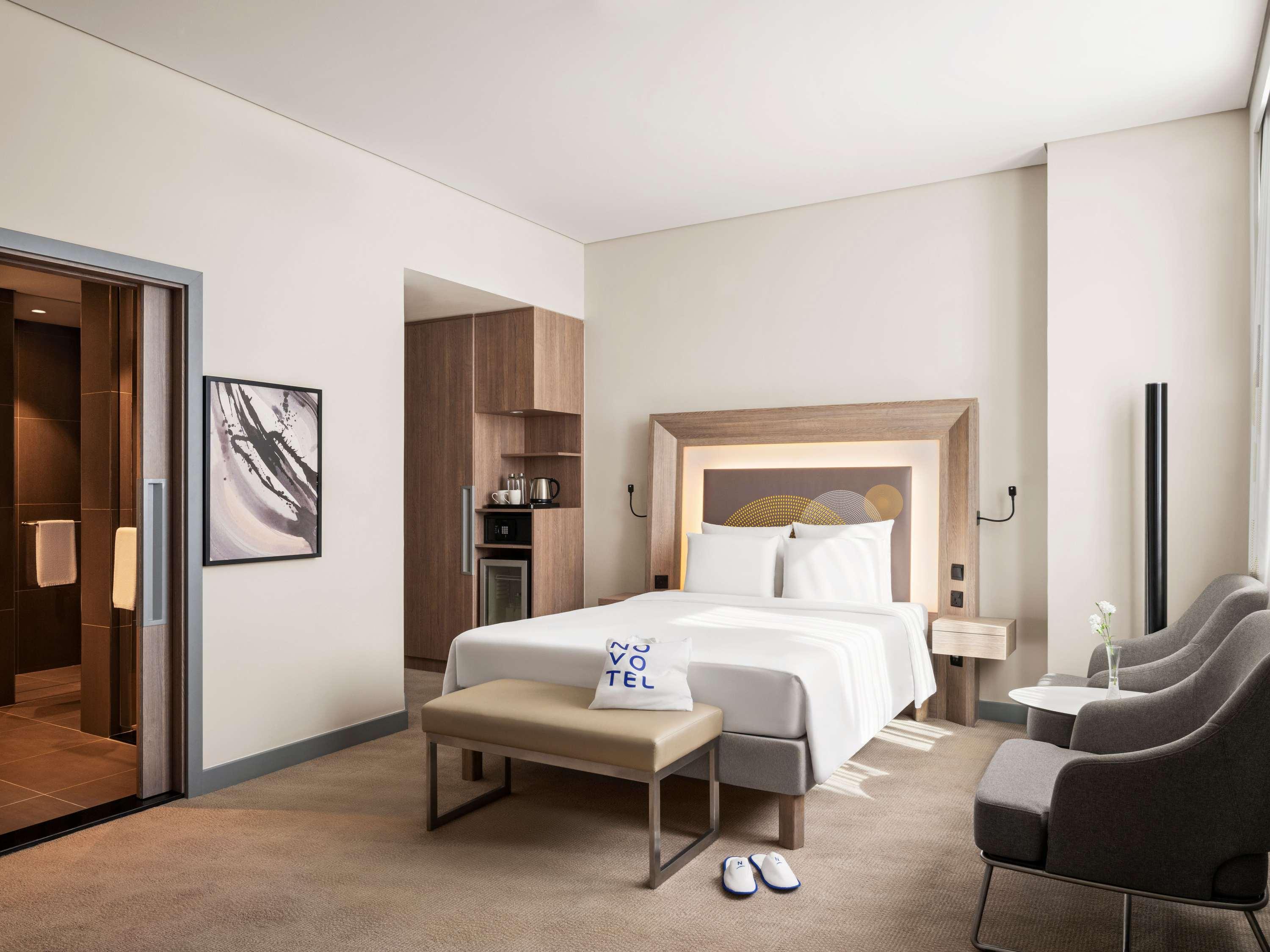 EXECUTIVE, SUITE, DOUBLE BED, SOFA, JETTED TUB, TERRACE