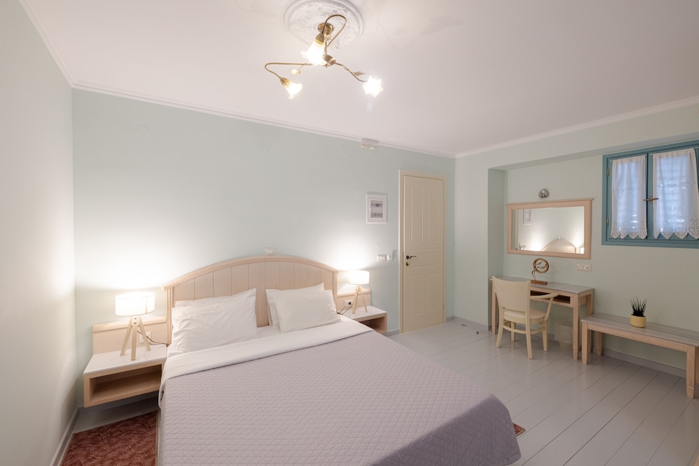 999 Luxury Hotel 12/53